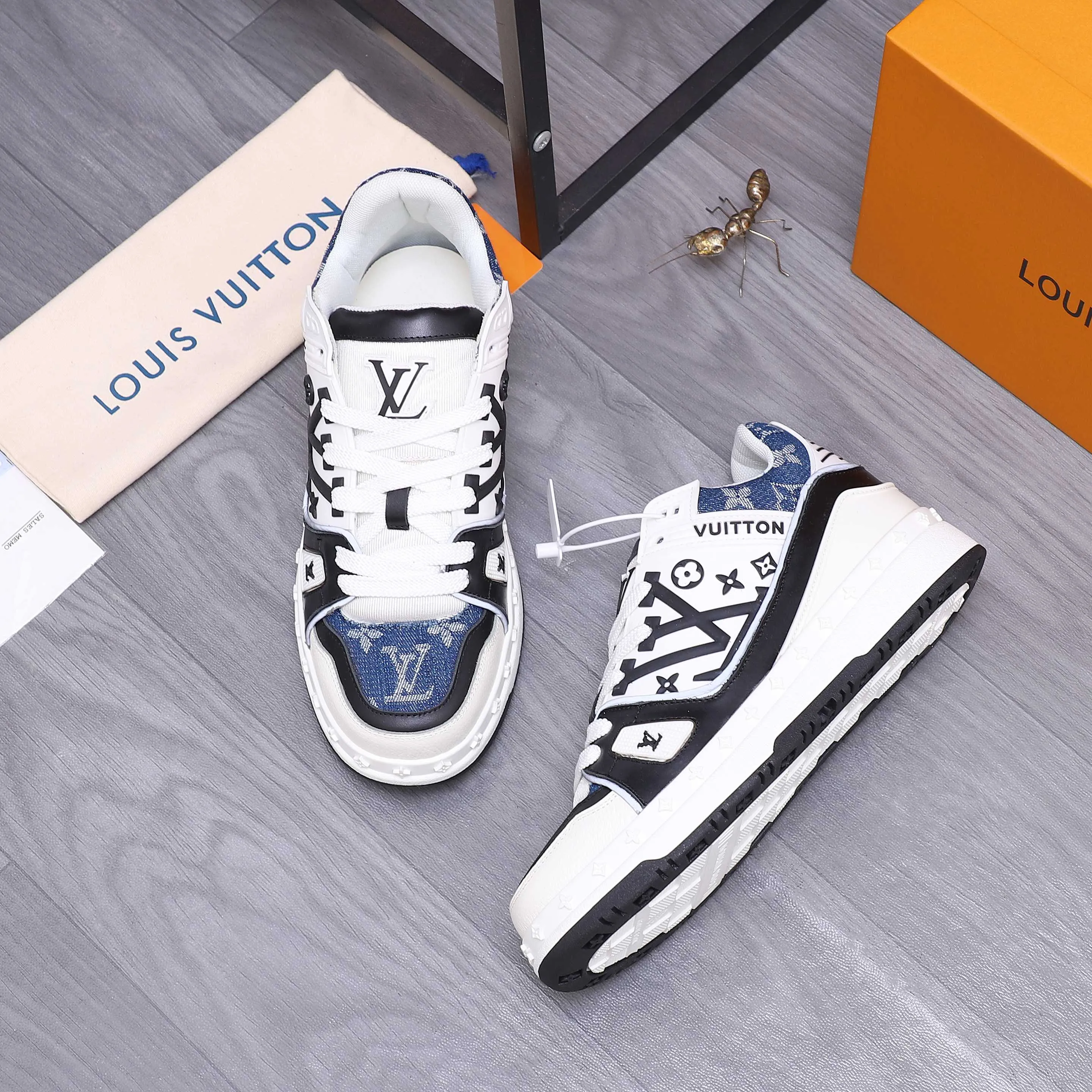 Men's shoes 💰p600 Product trademark: LV "Louis Vuitton" casual lace-up men's shoes Regular size: 38-44 Product material: Selected classic denim woven pattern splicing cowhide upper Breathable mesh lining Original rubber outsole